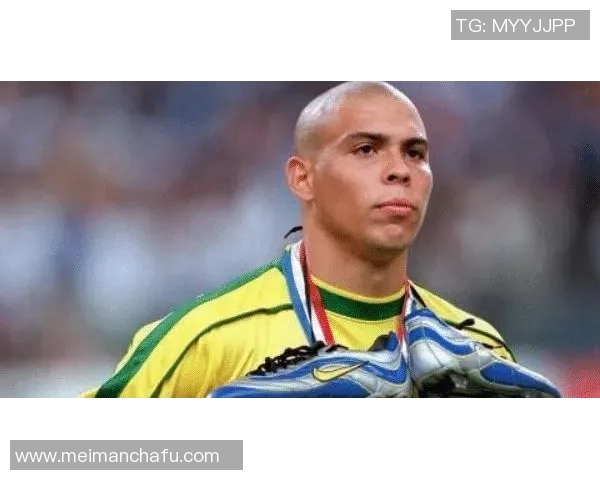 足球明星队服风采大揭秘从梅西到C罗的球场传奇与时尚魅力